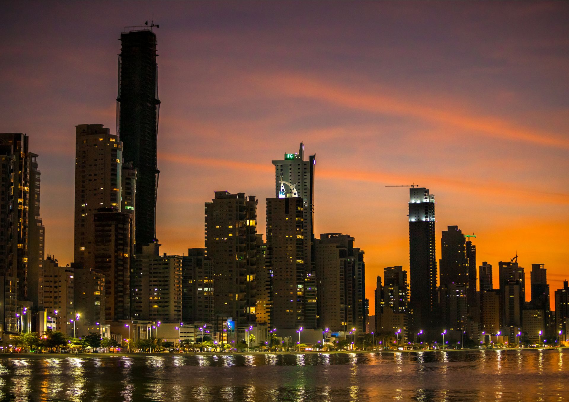 Skyline de Balneário ao entardecer